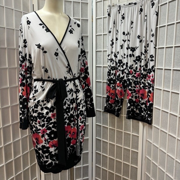 Donatella, Woman, Pajama set, 2pc, White-Black-Flowers, Sz M, kimono style.! - Picture 1 of 11